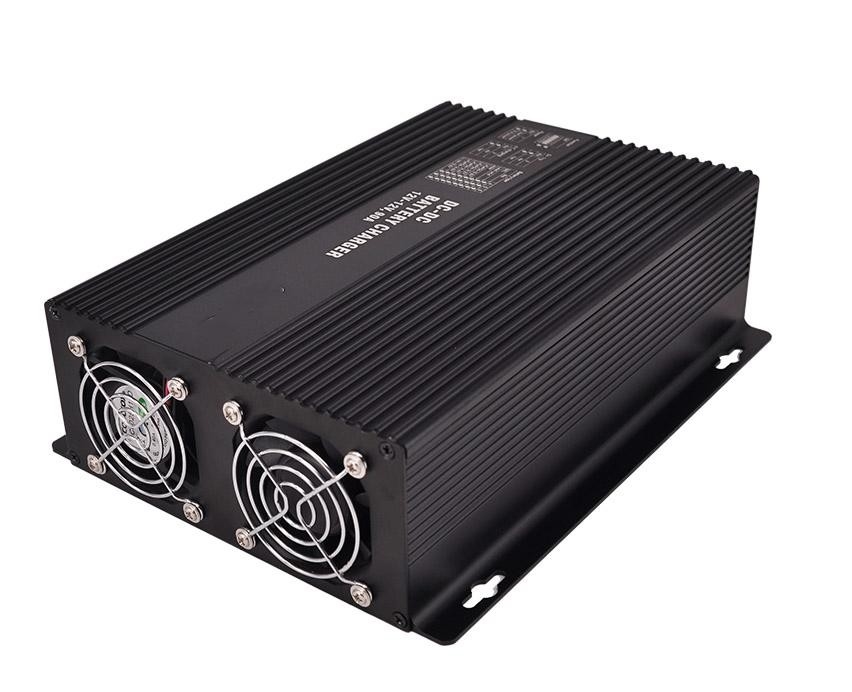 12V 30A DC 배터리 충전기 390W Pvmax 역극성 보호 방수 등급 IP20/IP65