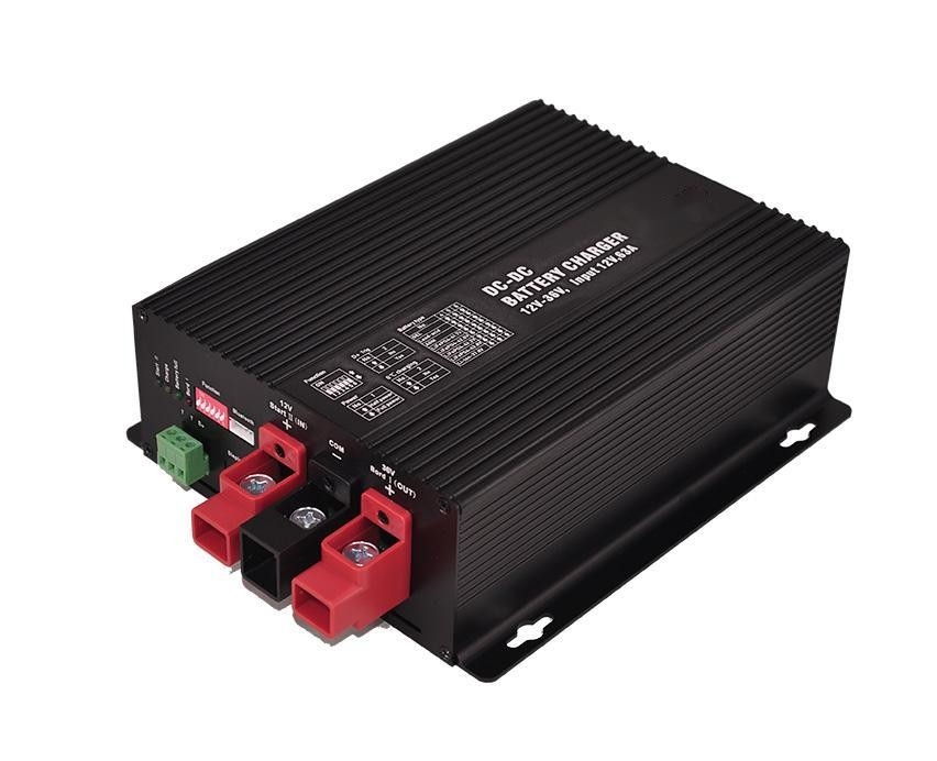 강력한 12V DC 배터리 충전기 15.4A 최대 출력 전류 컴팩트하고 가벼운 1.7kg/190mm*215mm*70mm
